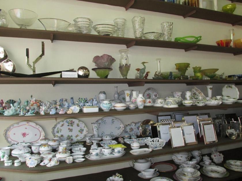 Tazzine vassoi in ceramica e vasi in vetro