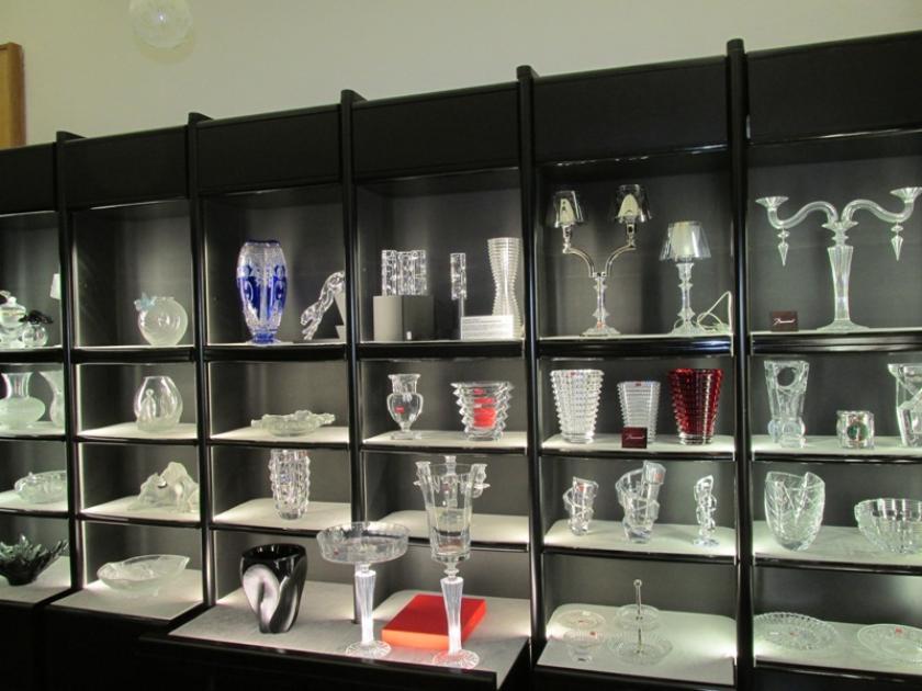 Bicchieri e candelabri di varie forme in cristallo