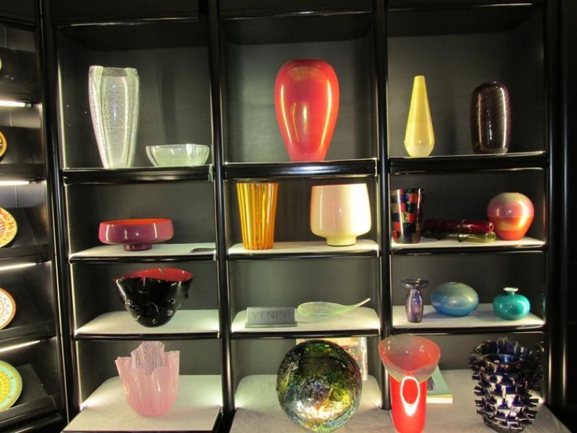 Tazze e vasi in varie forme e colori in cristallo