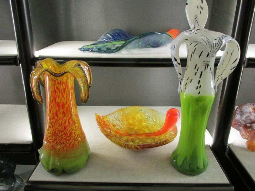 Vasi e tazze varie colori e forme in cristallo