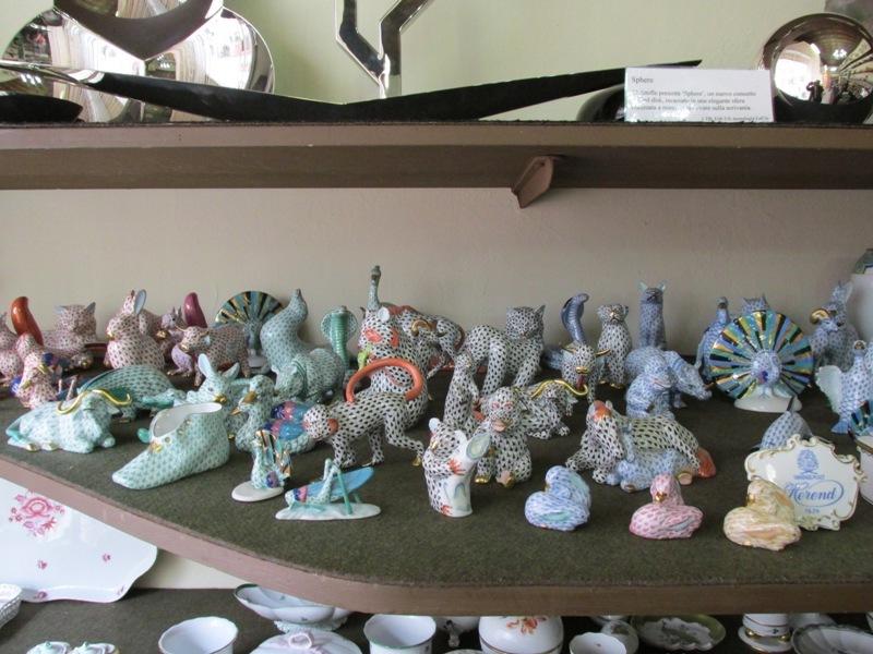 Statuine animali e scarpe colorate a puntini in ceramica