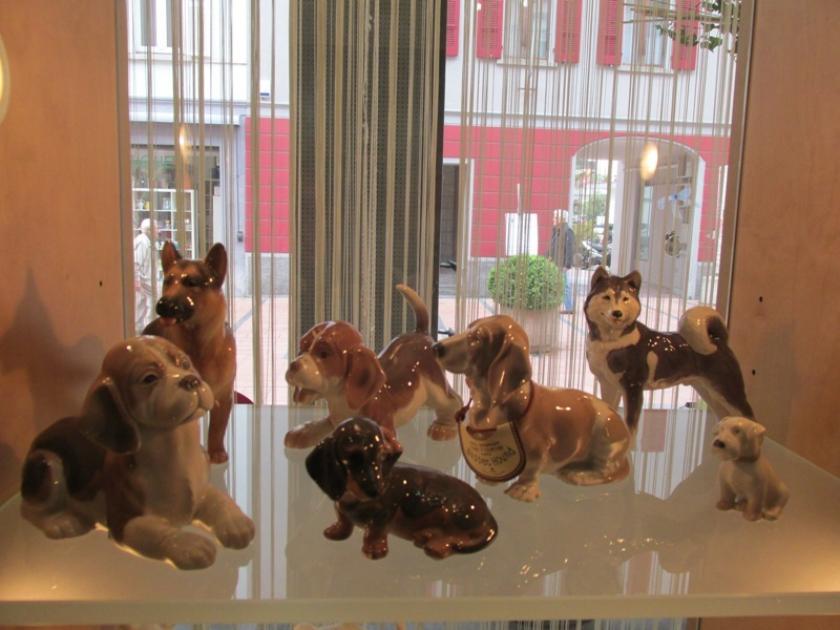 Varie razze di cani in ceramica